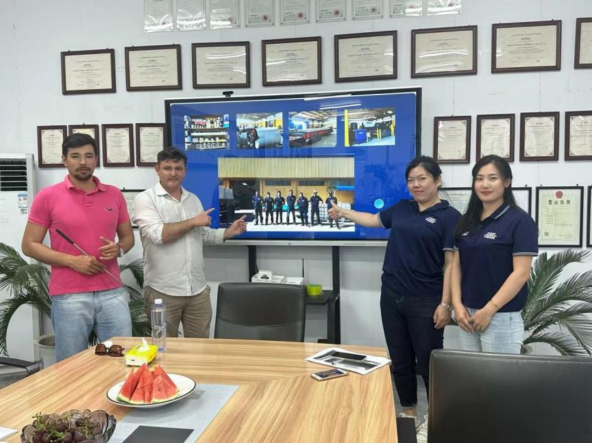 品質鑄就信任：巴西客戶批量采購PU復合板、琉璃瓦及TR35單板成型機